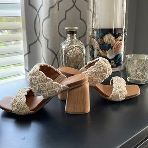 Universal thread women sandals 5.5 off white never wore